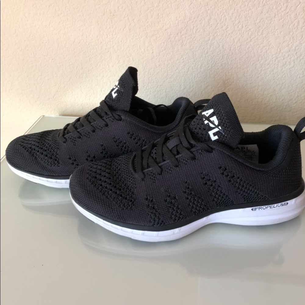 ❤️SOLD❤️APL Black Size 7